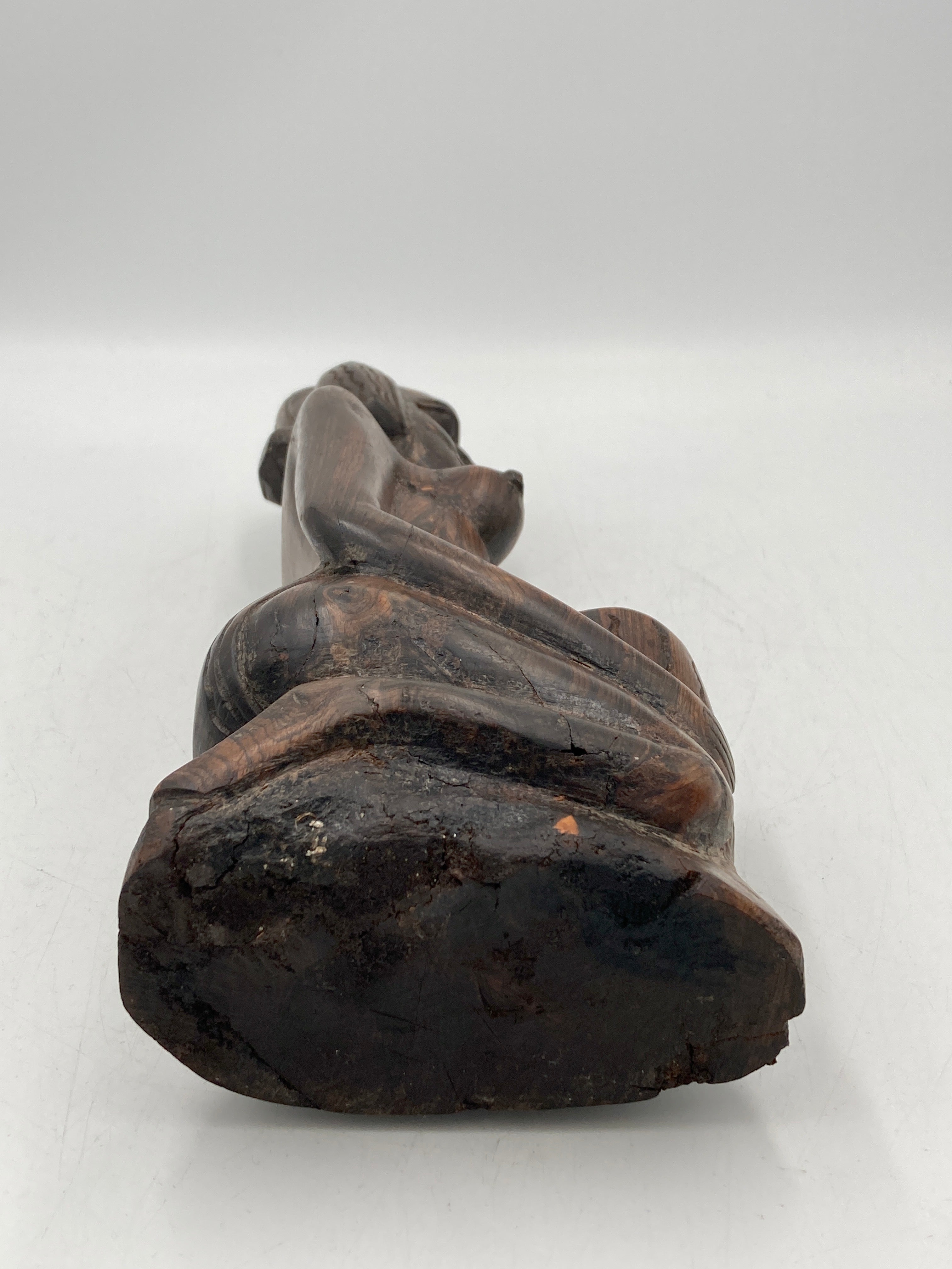 Siddende kvinde (træ figur)